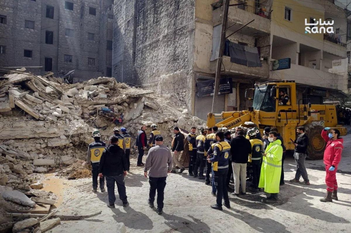 Rescue teams search for survivors after building collapse in Aleppo PHOTO