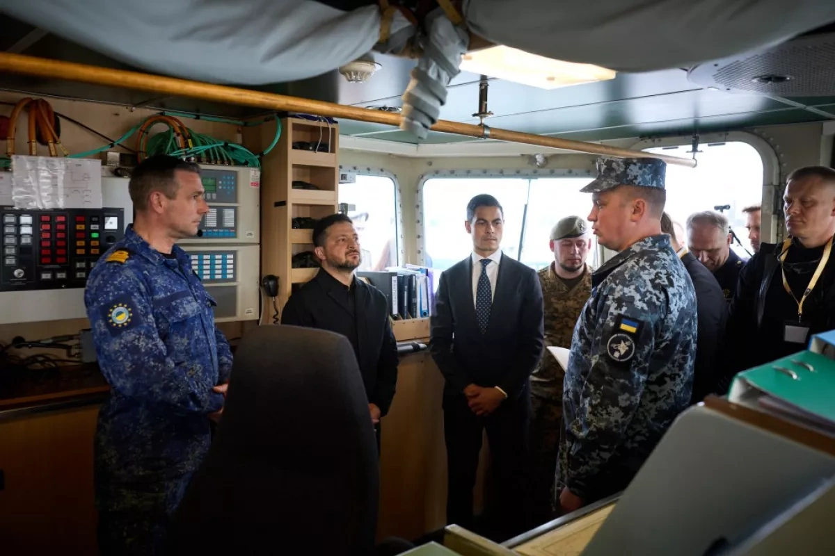 Zelenskyy, Dutch PM visit Ukrainian troops training on mine countermeasure vessel PHOTO