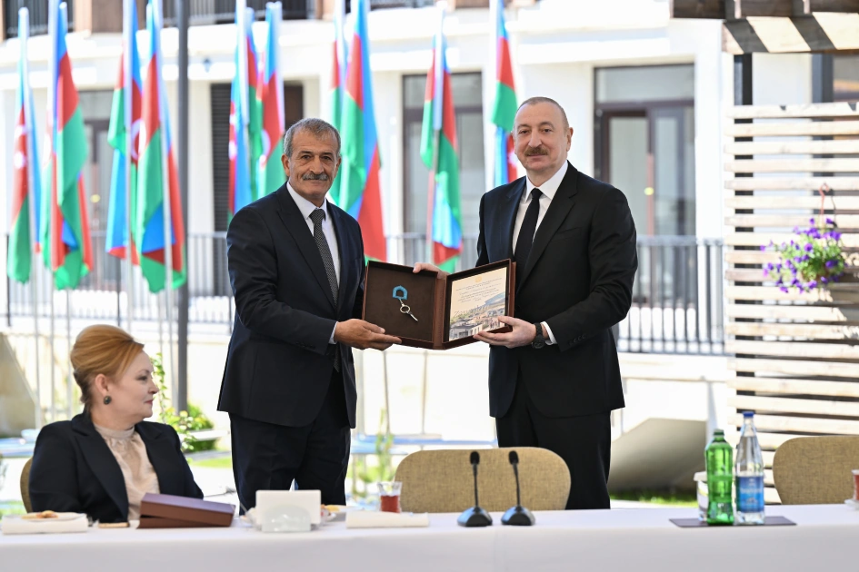 President Ilham Aliyev meets with families moving to first residential complex in Zangilan city (PHOTO)