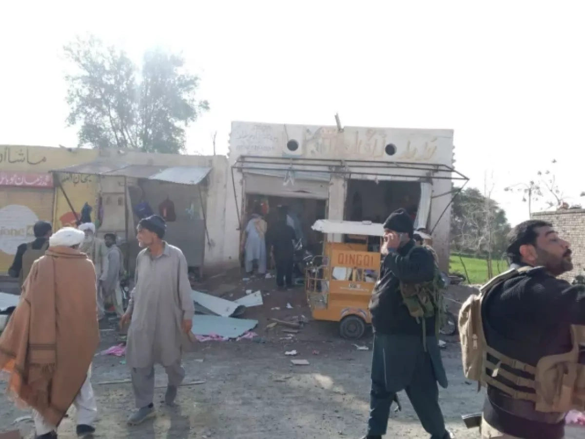 Two killed, including child, in bomb blast near police station in Pakistan Photo