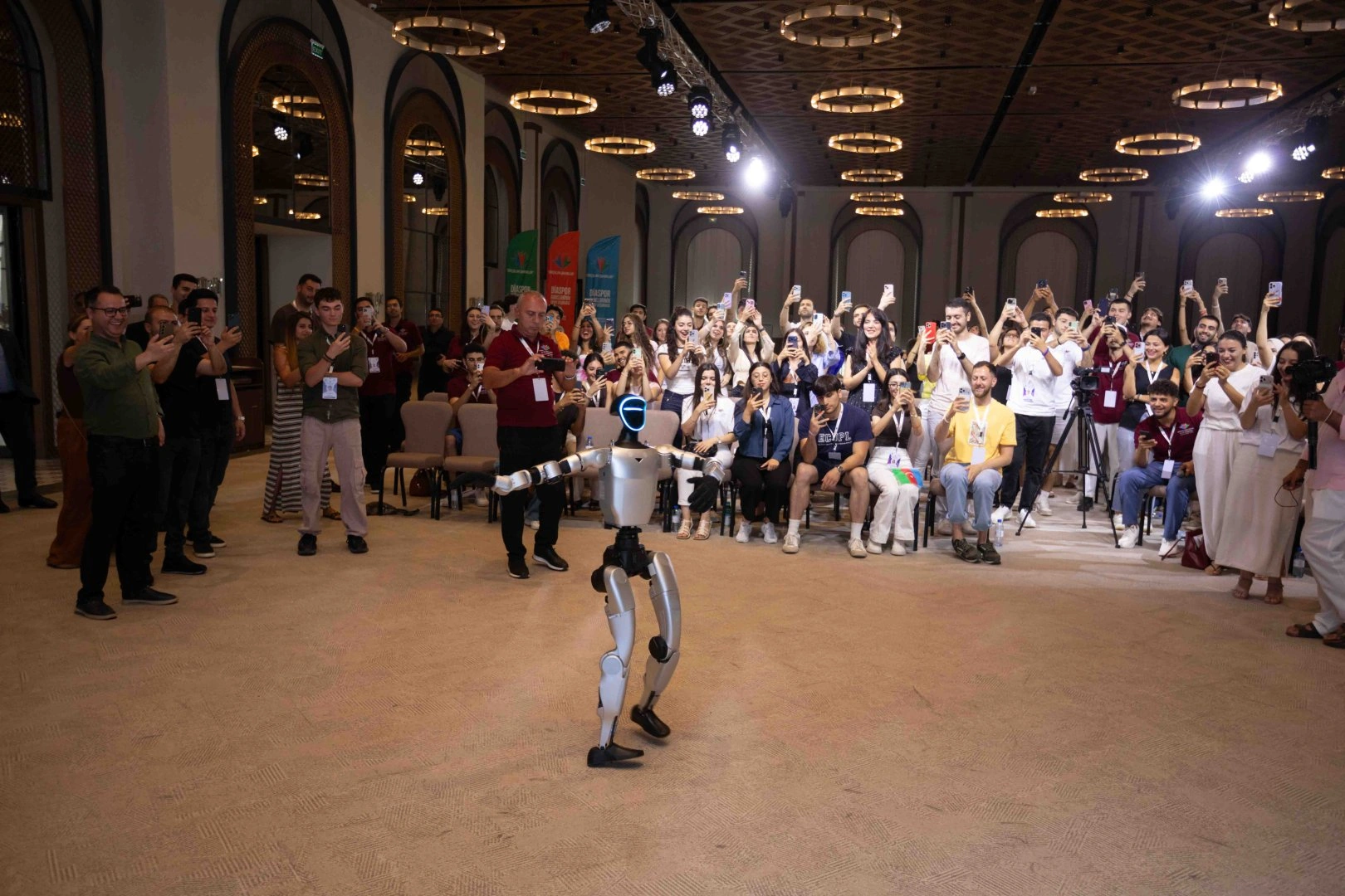 Azerbaijani diaspora youth demonstrates special interest in humanoid robot show (PHOTO)
