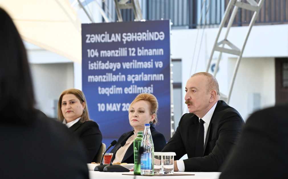President Ilham Aliyev meets with families moving to first residential complex in Zangilan city (PHOTO)