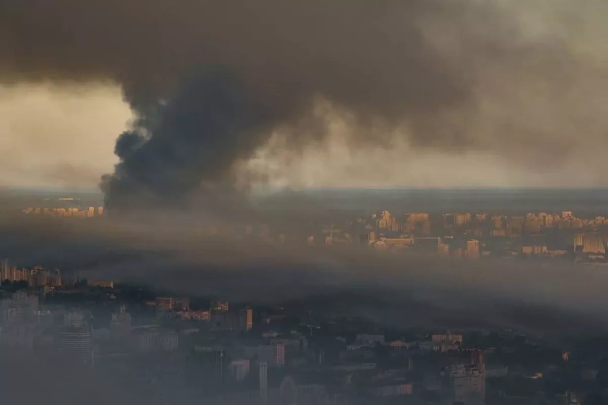 Ukraine’s Kyiv wakes to thick smog after overnight strikes PHOTO / VIDEO