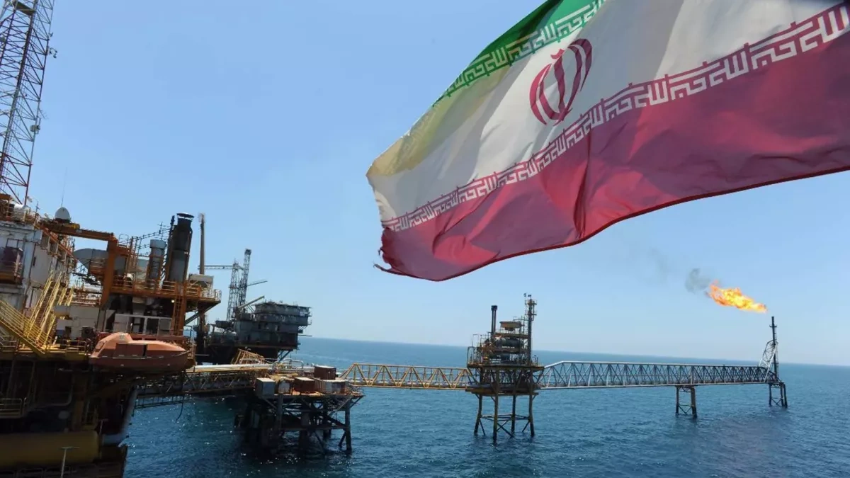 FT: Iran stores oil on ageing tankers amid export decline