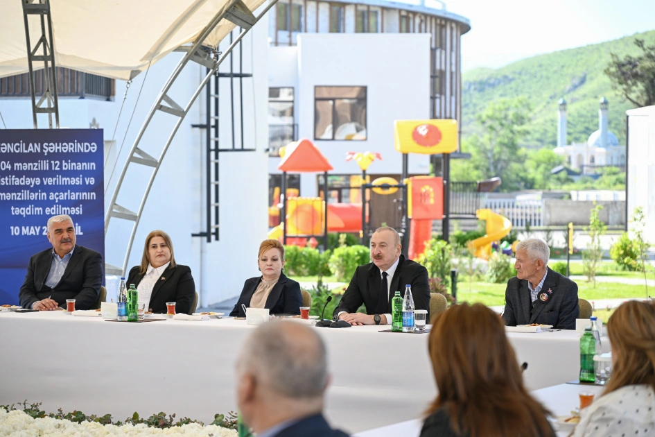 President Ilham Aliyev meets with families moving to first residential complex in Zangilan city (PHOTO)