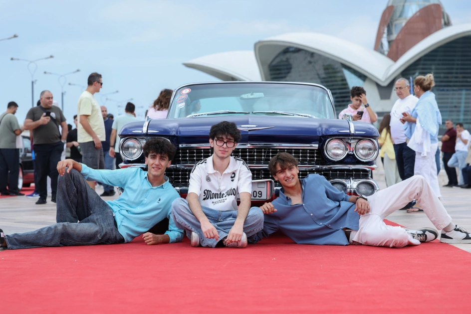 Vice-President of Heydar Aliyev Foundation Leyla Aliyeva and Arzu Aliyeva watch classic car parade and exhibition (PHOTO)