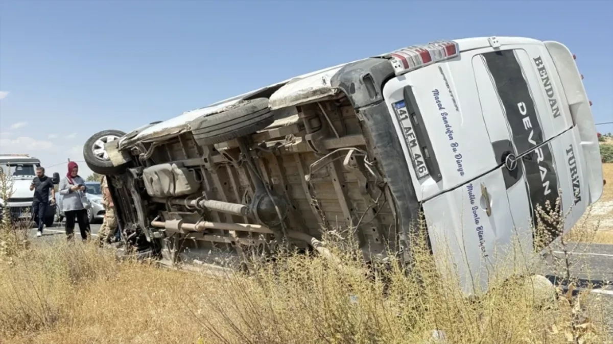 Five killed, 11 injured in minibus crash in Türkiye PHOTO