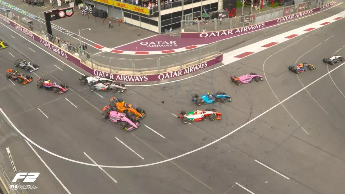 Multiple cars involved in late crash at F2 Azerbaijan Grand Prix PHOTO / UPDATED