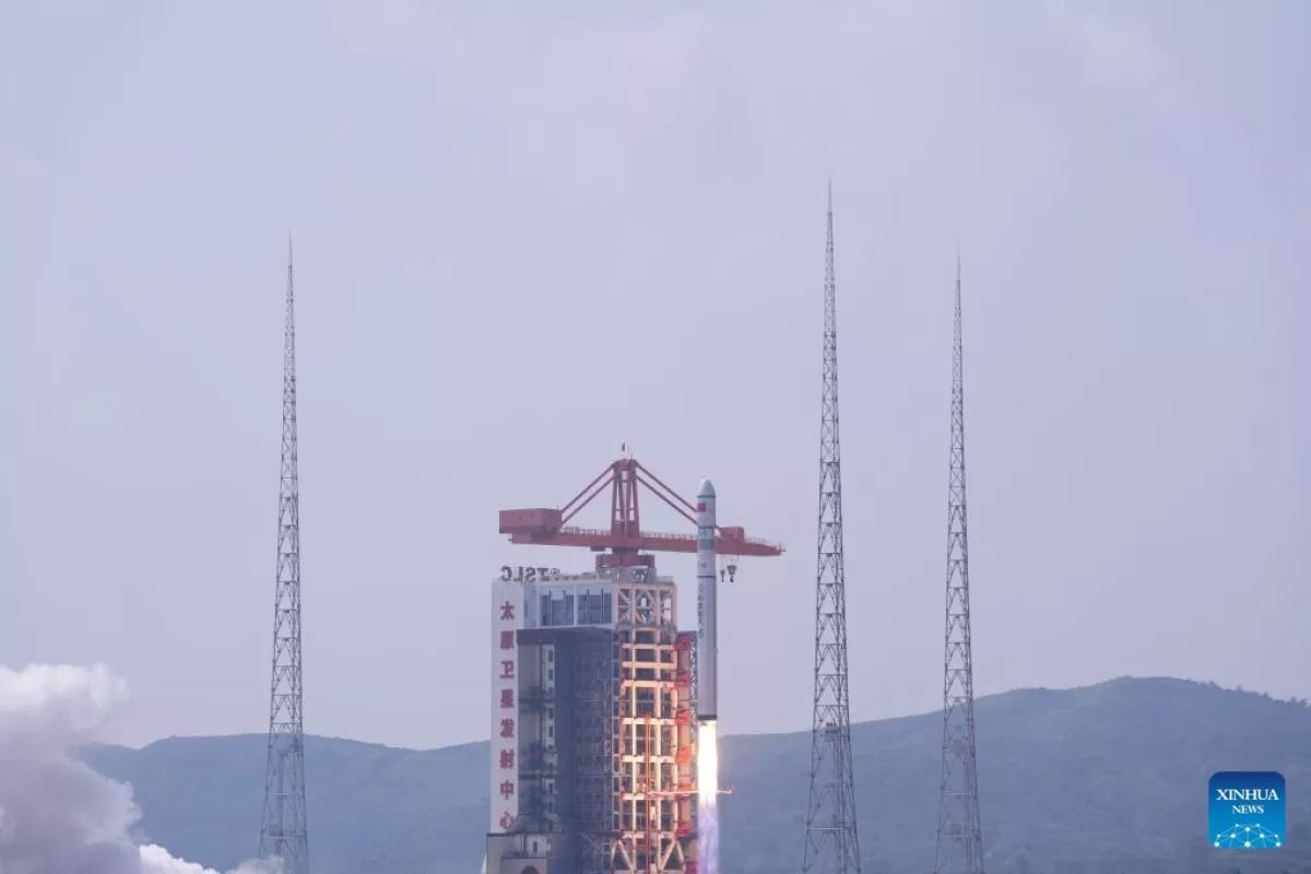 China launches seven satellites into orbit PHOTO
