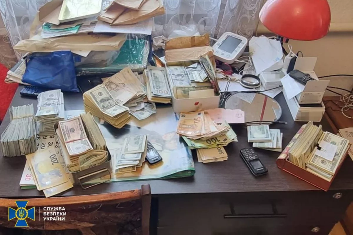 Ukraine’s SBU dismantles draft evasion plan, seizes $300,000 from medical chief PHOTO